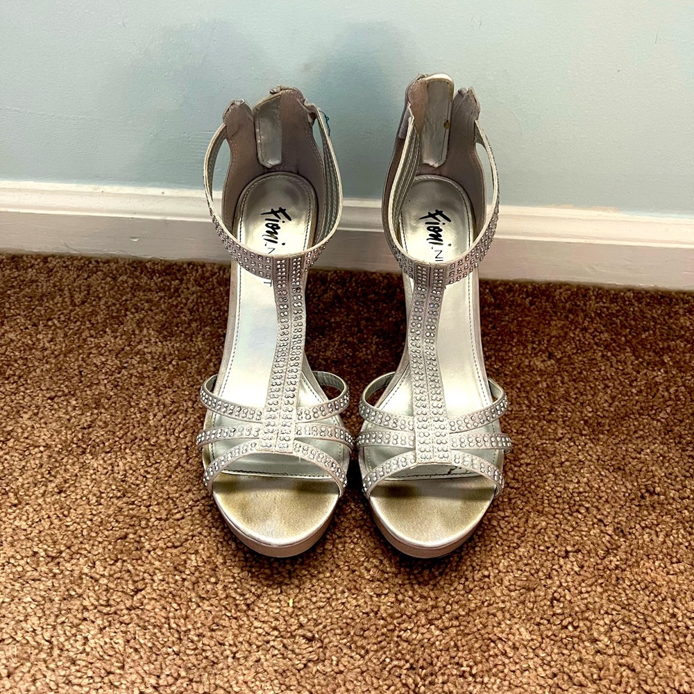 Fioni Night Kandy Kane silver heel size 8